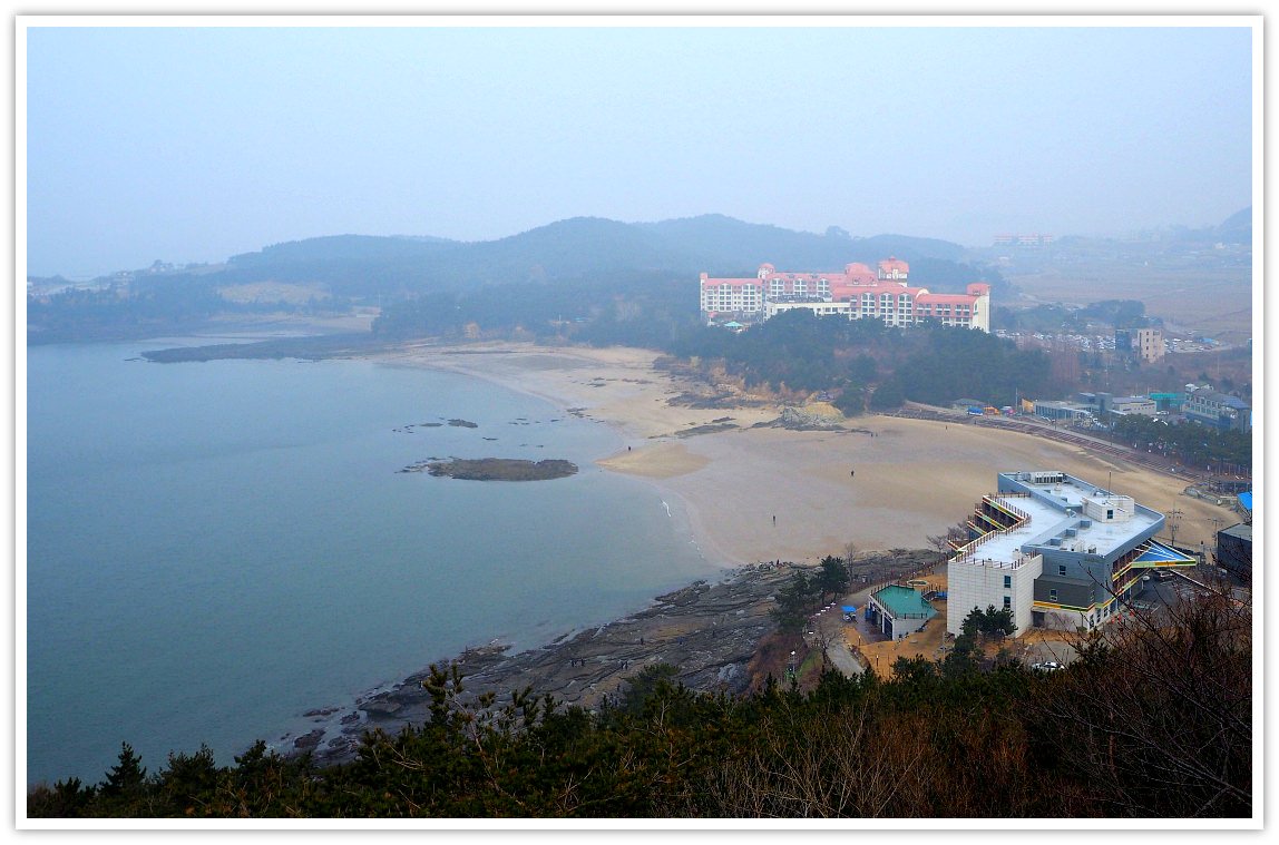 Dakibong Peak Observatory is where you can have a perfect view of the beautiful sights on the West Coast. You will see the popular Gyeokpo Port, expansive beach of Gyeokpo and the waving mountains of Byeonsanbando National Park in Buan County.