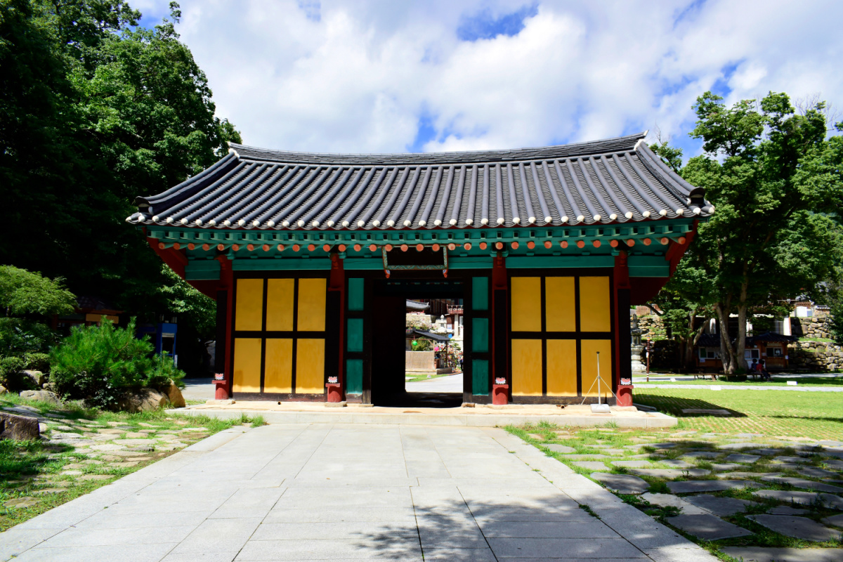 donghwasa temple four guardians gate