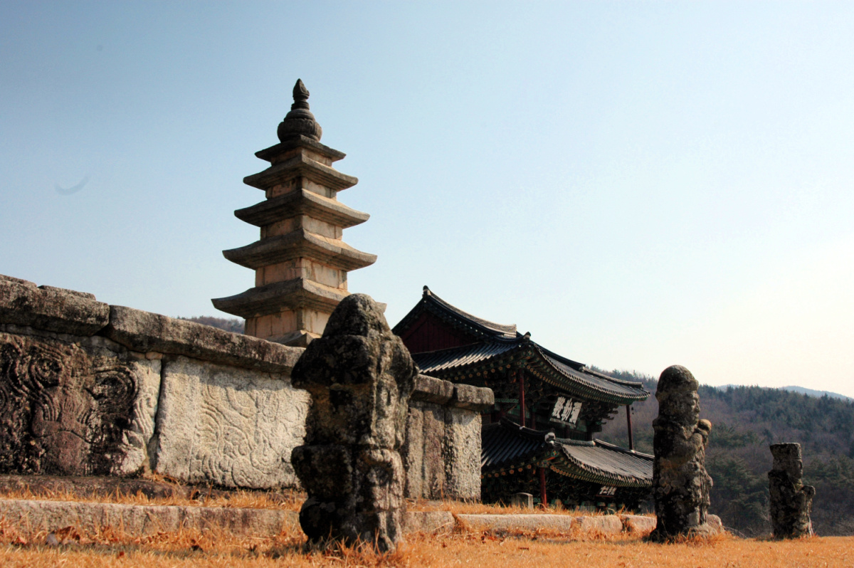 geumsansa temple stone statues and pagoda