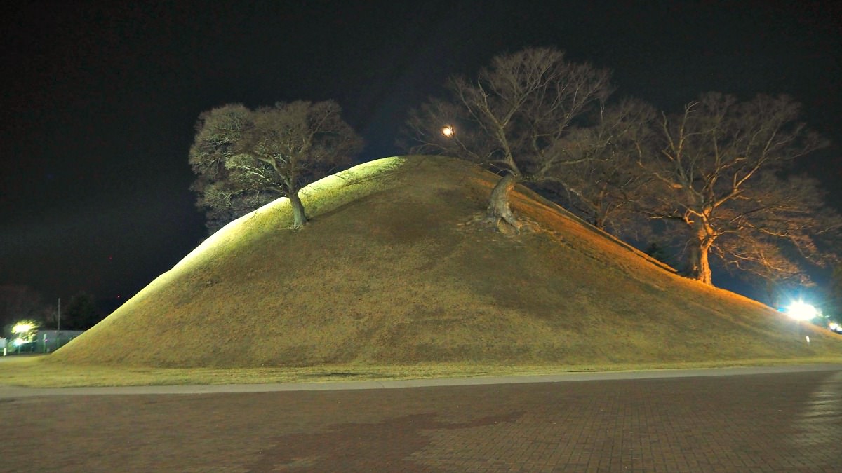 Bonghwangdae Tomb is an immense 'hill' grave of a king still unknown. It is one of the exciting historical sites, among many, in Gyeongju City.