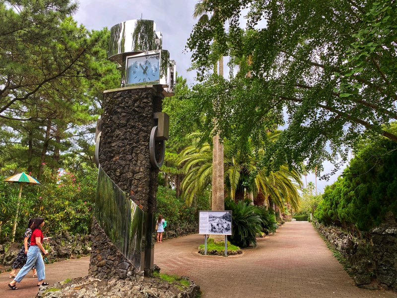 Hallim Park is a popular eco and leisurely park on Jeju Island. It has palm trees road, indigenous trees, sculptures, waterfalls and pond, and more facilities.