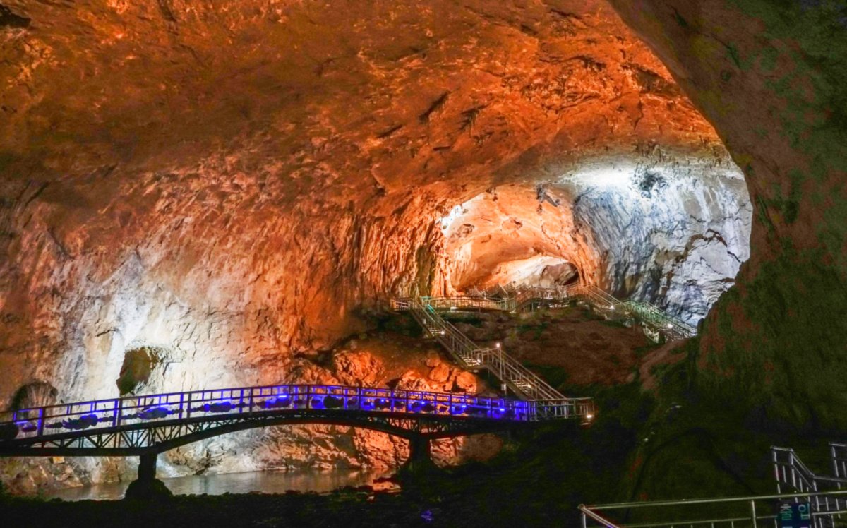 Hwanseon Cave is a famous attraction in Samcheok featuring various tunnels with stalactites, stalagmites, cascades, ponds, and rocks with interesting forms.