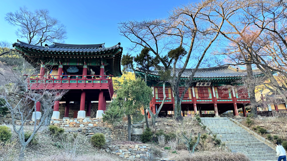 jeondeungsa-temple-bell-entrance-view