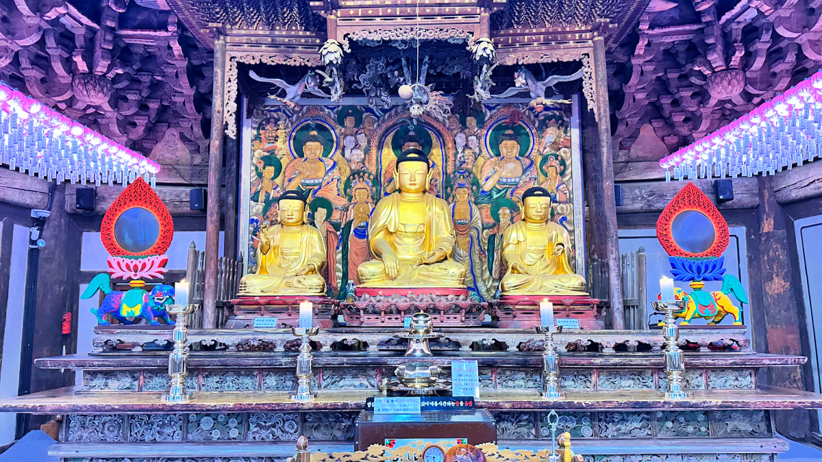 jeondeungsa-temple-daeungbojeon-3-buddha-statues-amitabh