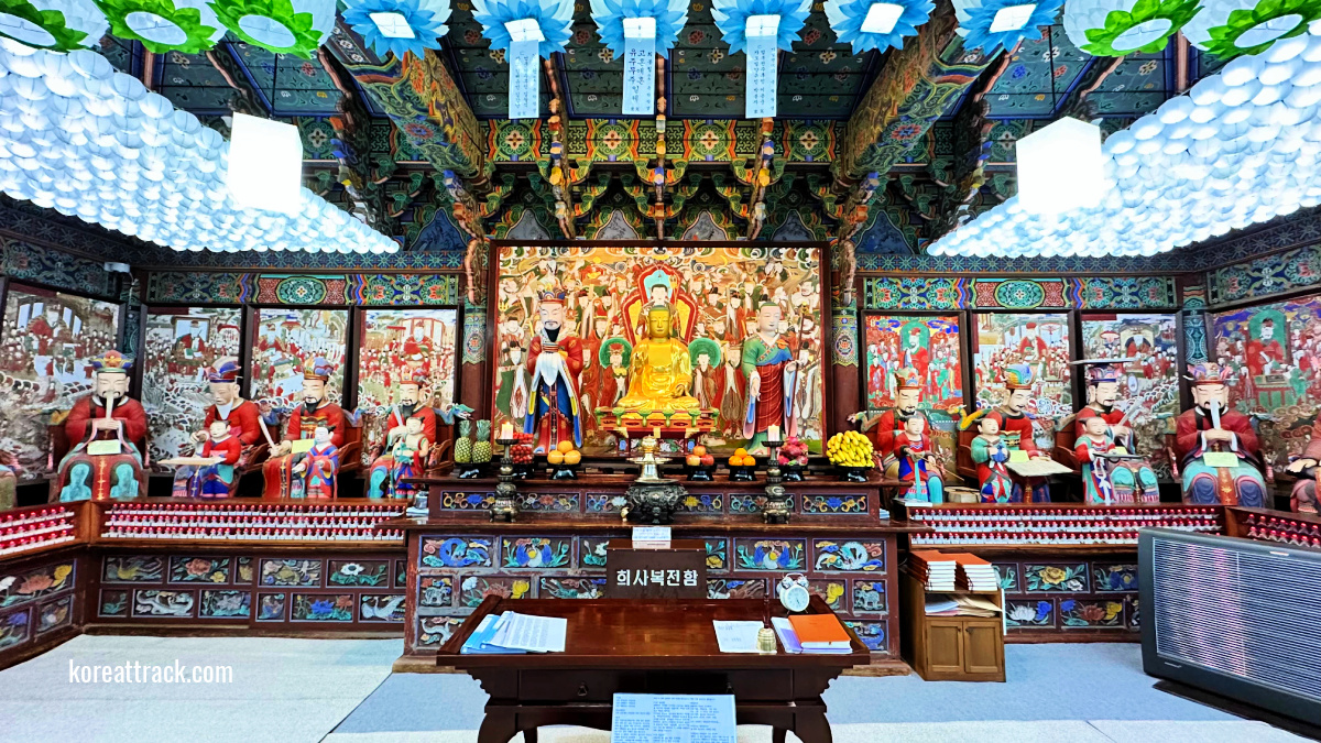 jeondeungsa-temple-myeongbojeon-altar-buddha-sages