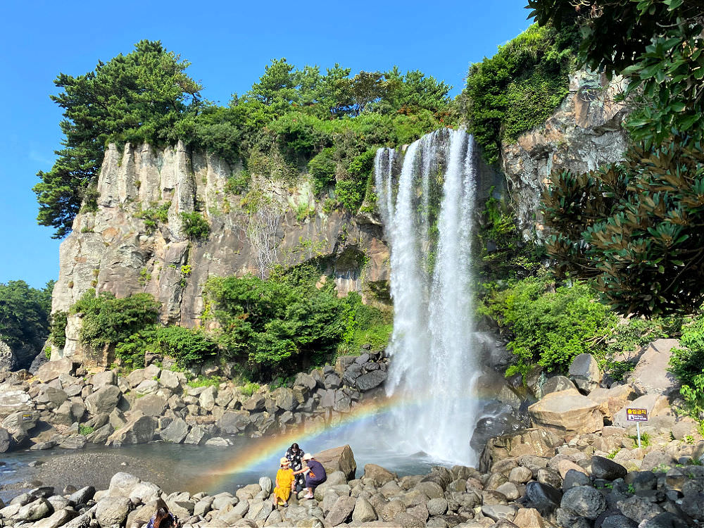 Jeongbang Waterfall is a beautiful and legendary falls whose water directly flows into the sea. Its grandeur attracts both young and old and pose for photos.