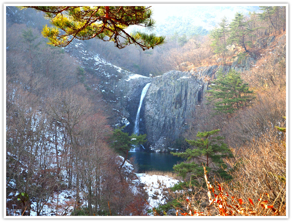 Byeonsanbando National Park is a nature reservation site in South Korea that boasts both the mountains and sea. Byeonsanbando is famous for its granite rock formations, waterfalls, beaches, flora and fauna attracting almost around 1.5 million visitors per year.