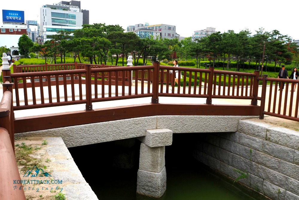 jongmyo-shrine-bridge