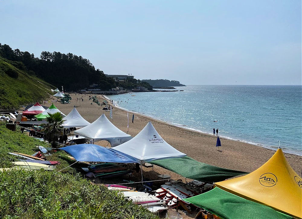 jungmun-saekdal-beach-tents