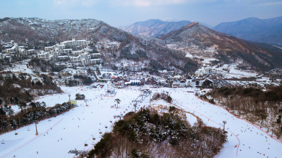 Pyeongchang Alpensia Ski Resort is the perfect alpine destination for skiing, snowboarding, and enjoying the beautfil alpine scenery of Korea.