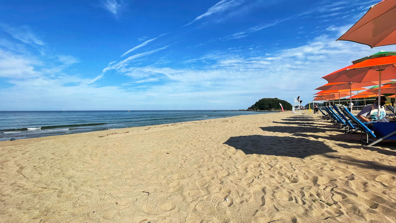 Samcheok Maengbang Beach is a 5-km long beach area in Gangwon Province. It is a serene and beautiful beach with soft and sandy beach, blue sea, and green trees.