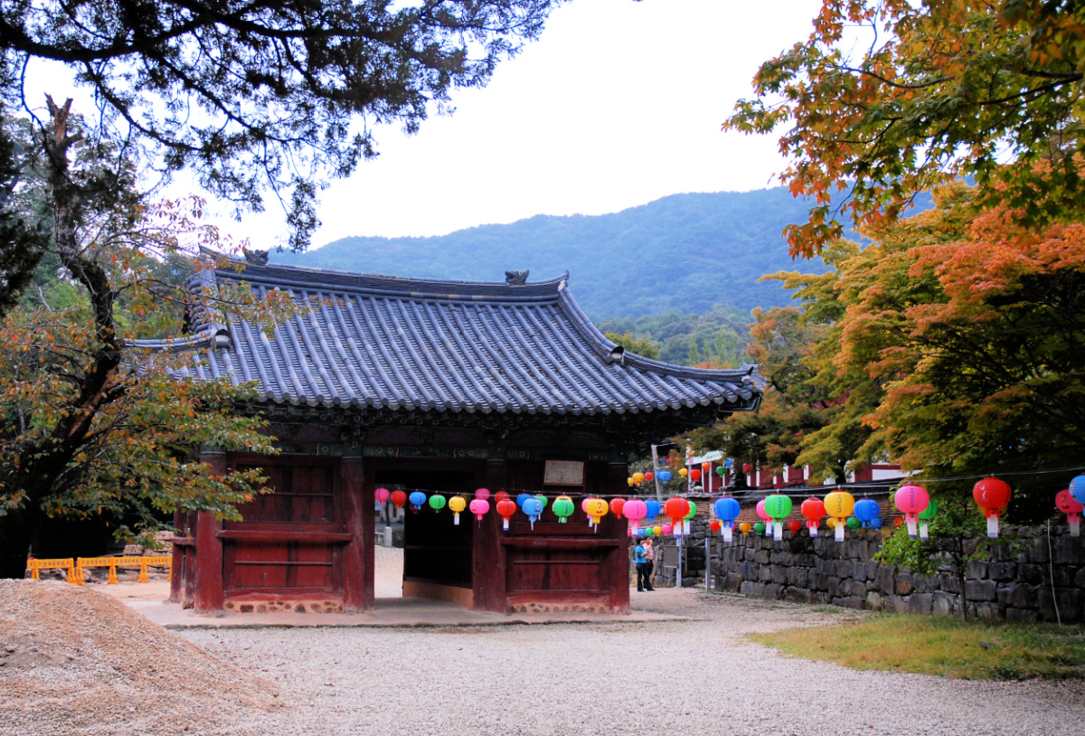 magoksa temple guardians gate