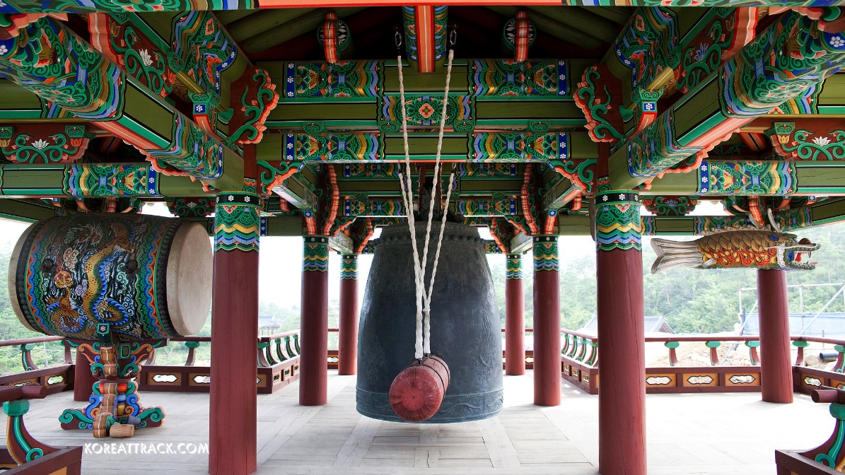 naksansa-temple-yangyang-bell-drum-view