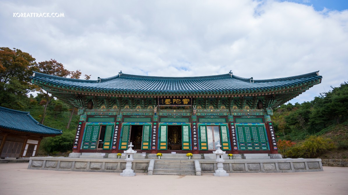 naksansa-temple-yangyang-buddha-hall-view
