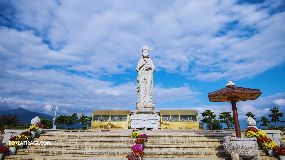 naksansa-temple-yangyang-buddha-statue-view