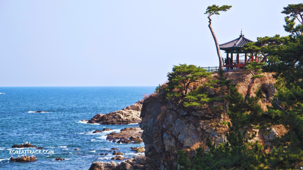 naksansa-temple-yangyang-pavilion-cliff-view
