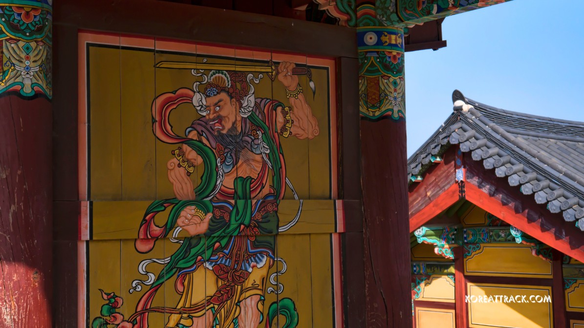 naksansa-temple-yangyang-warrior-painting-view