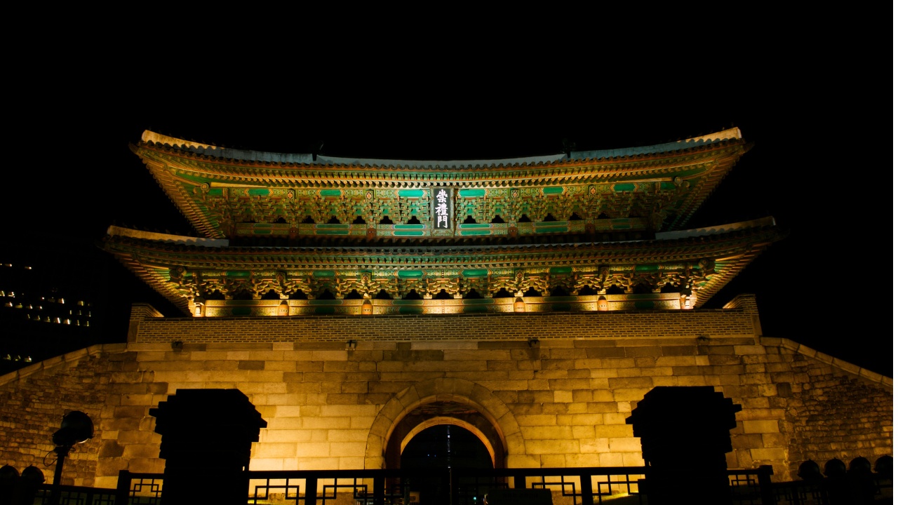 namdaemun-gate-frontal-view-evening