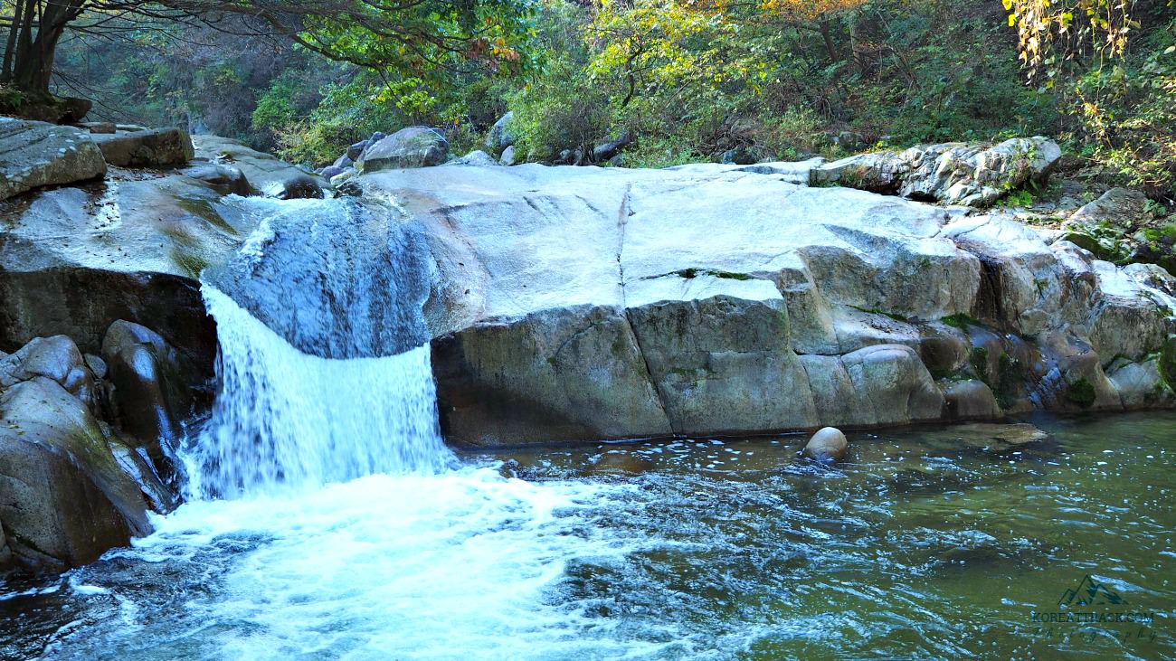 namwon-jirisan-rock-buddha-falls