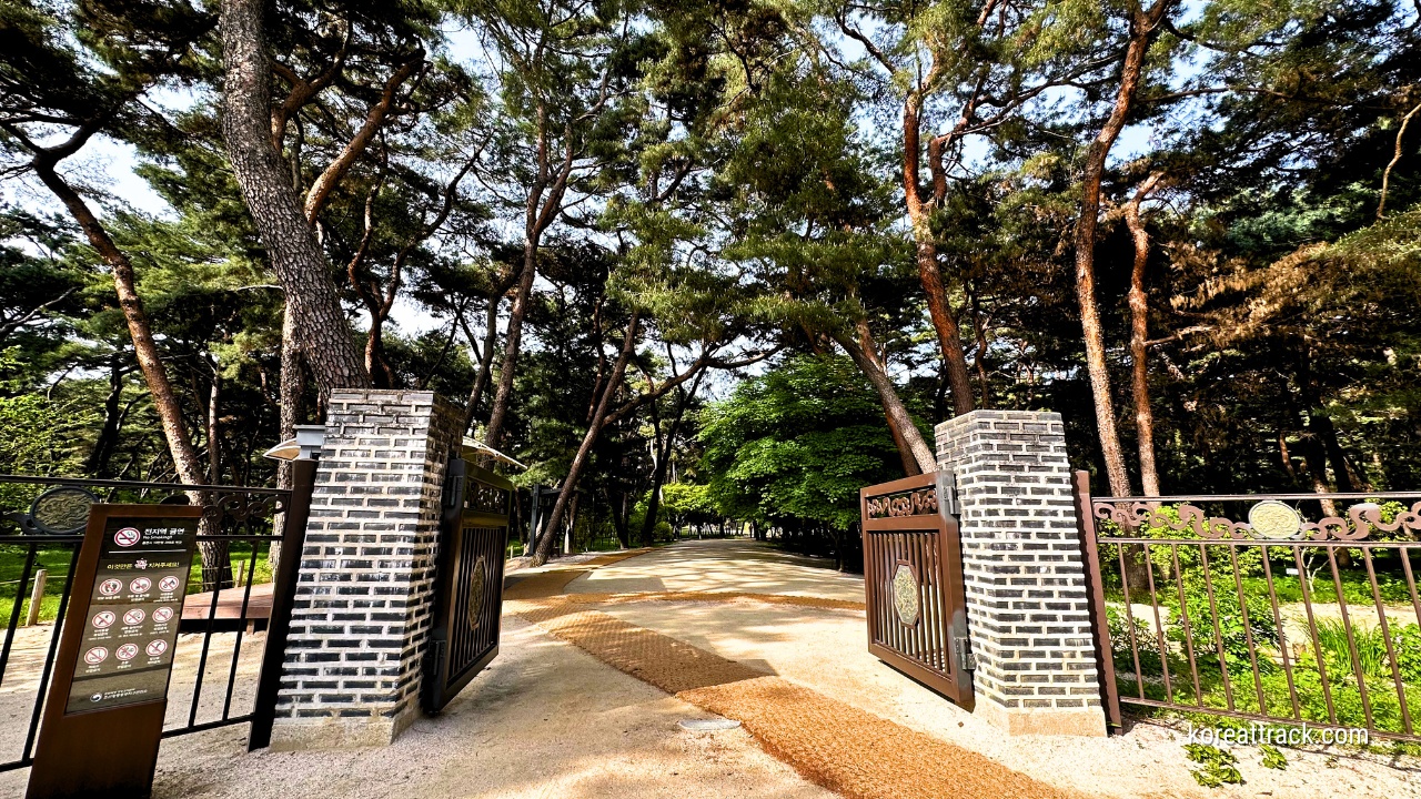 sareung-royal-tomb-entrance-gate