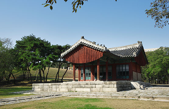 Seonjeongneung Tomb is a royal burial area and park located right in Seoul. The relaxing and green surroundings add reasons for you to visit this historic site.
