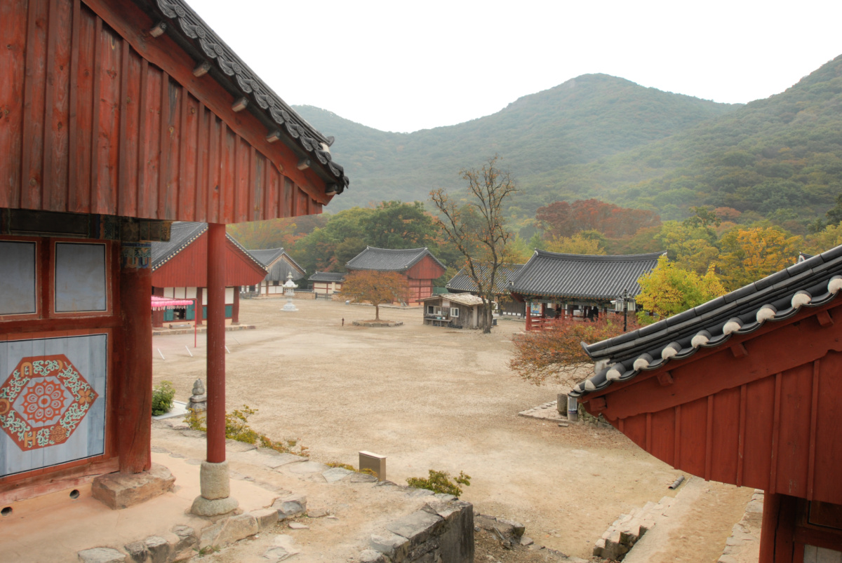 seonunsa-temple-halls-middle-space