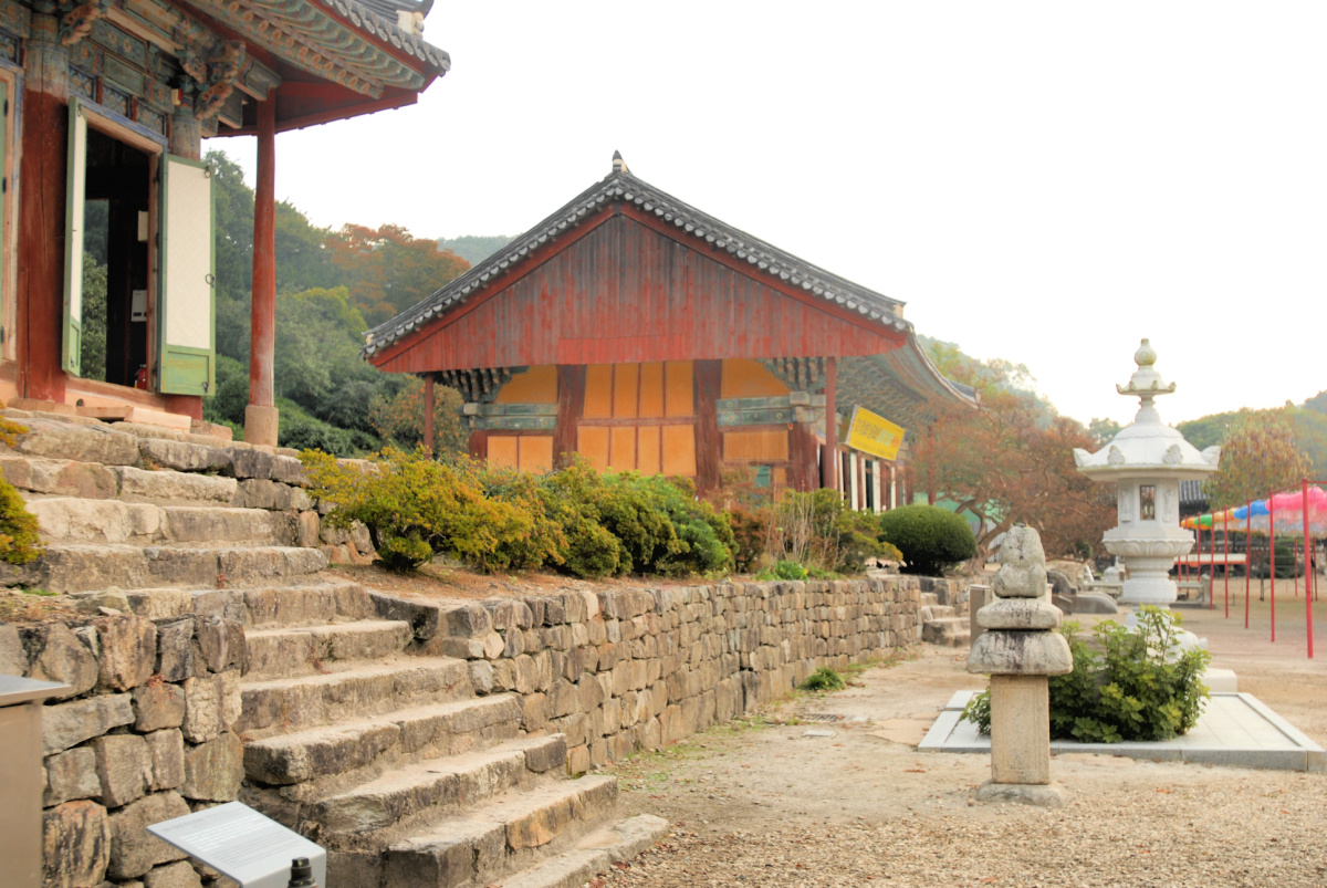 seonunsa-temple-halls-stone-lantern
