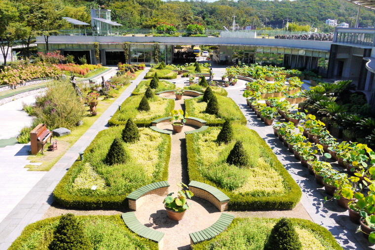 Shingu Botanic Garden, not an arboretum, serves to educate people about plants using its collections of local and foreign plants at its themed gardens. 