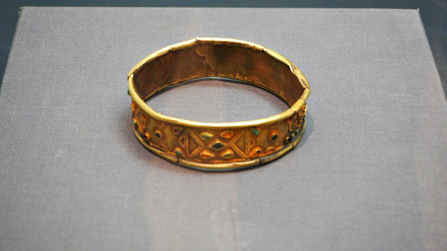 silla-kingdom-gold-armlet