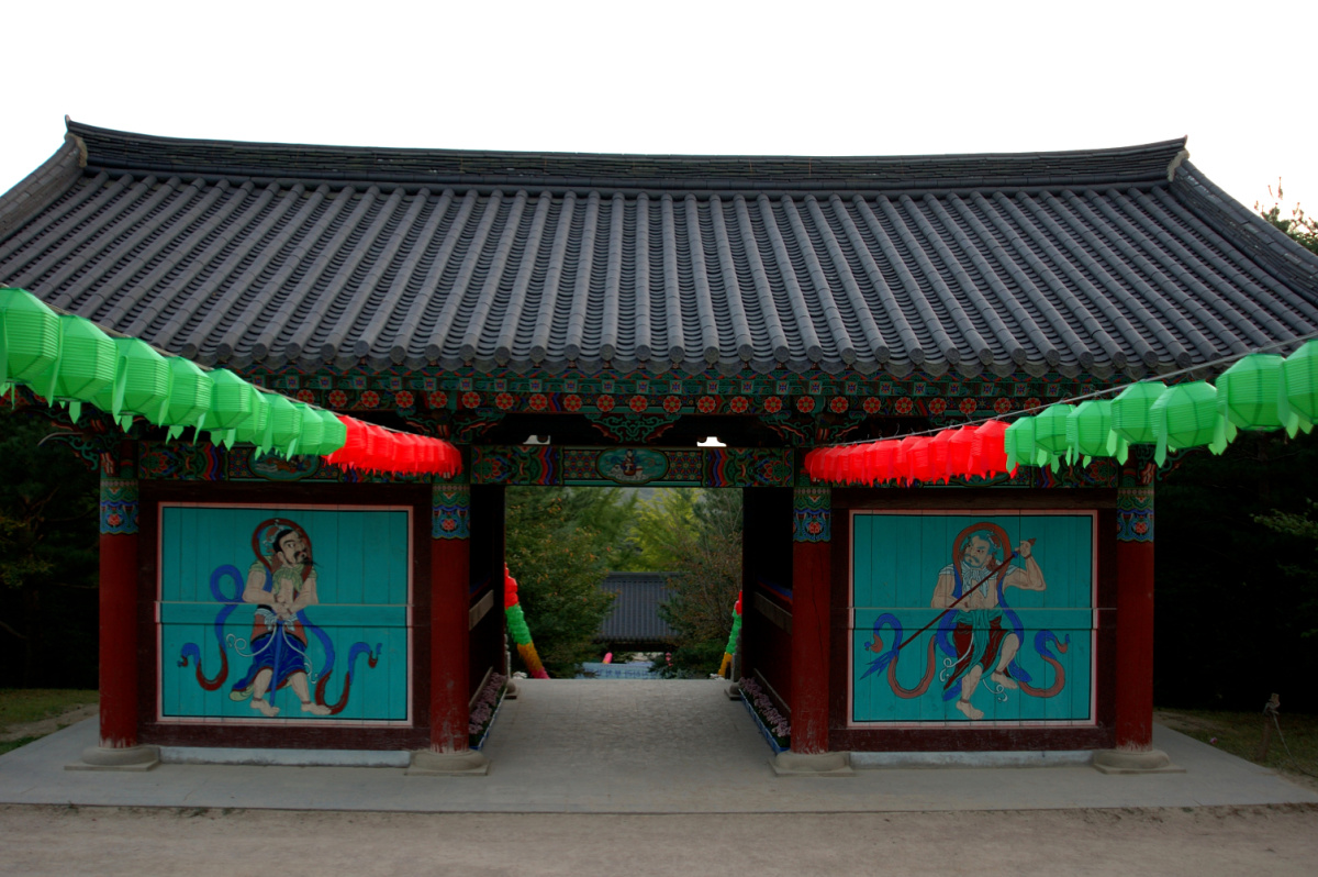 sudeoksa-temple-guardians-gate