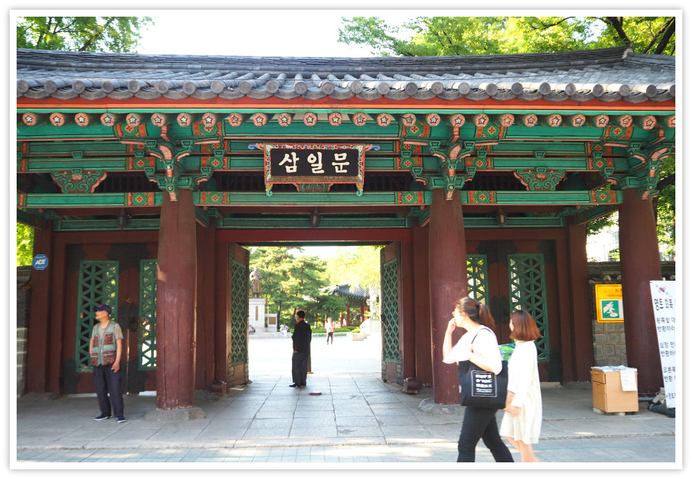 Tapgol Park is one of Seoul's most interesting historical parks. It holds relevant artifacts and monuments of religious as well as national features of the older Korea. Buddhists items and independence movement monuments are erected and designated as national treasures.