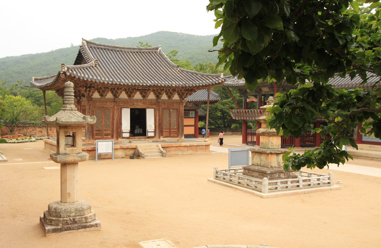 tongdosa-stone-lamp-main-hall-5-story-stupa