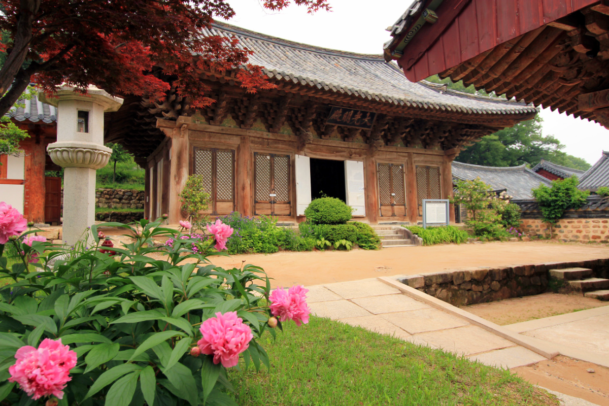 tongdosa-temple-main-hall-sideview-flowers