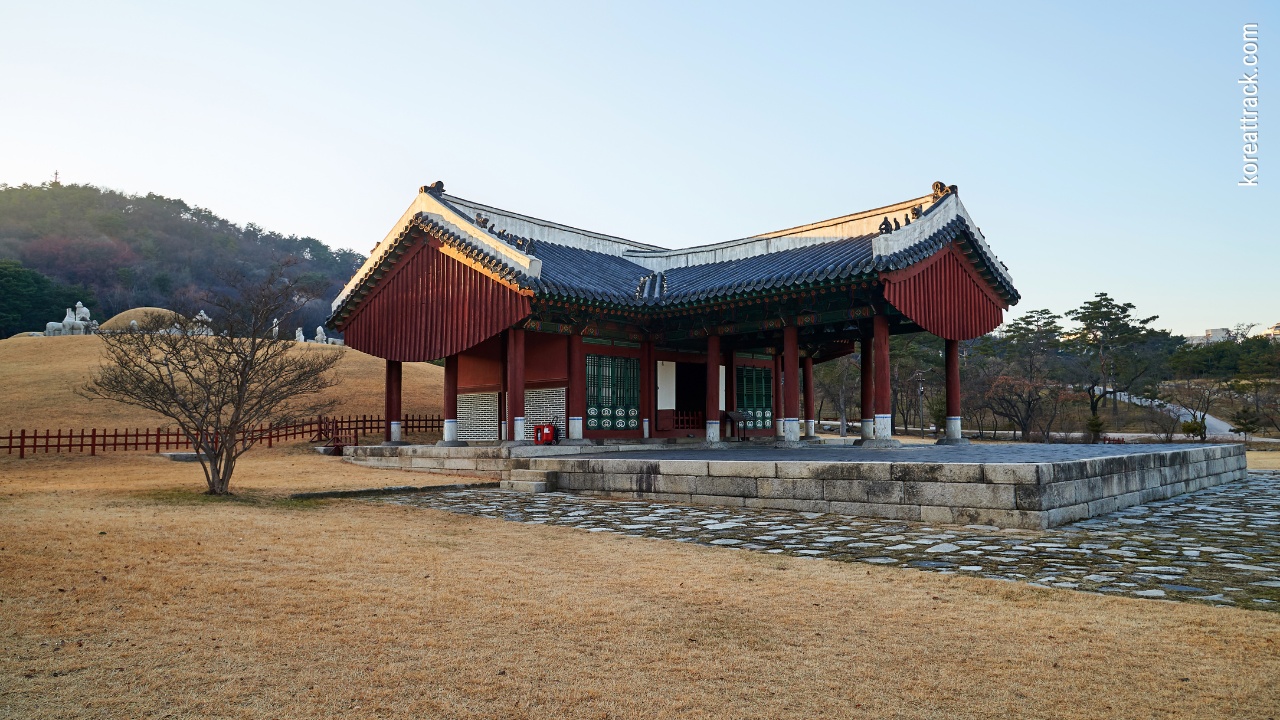 uireung-royal-tomb-ceremony-hall-view