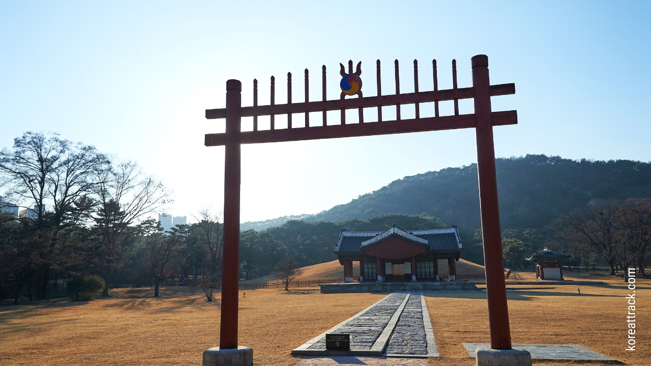 uireung-royal-tomb-gate-view