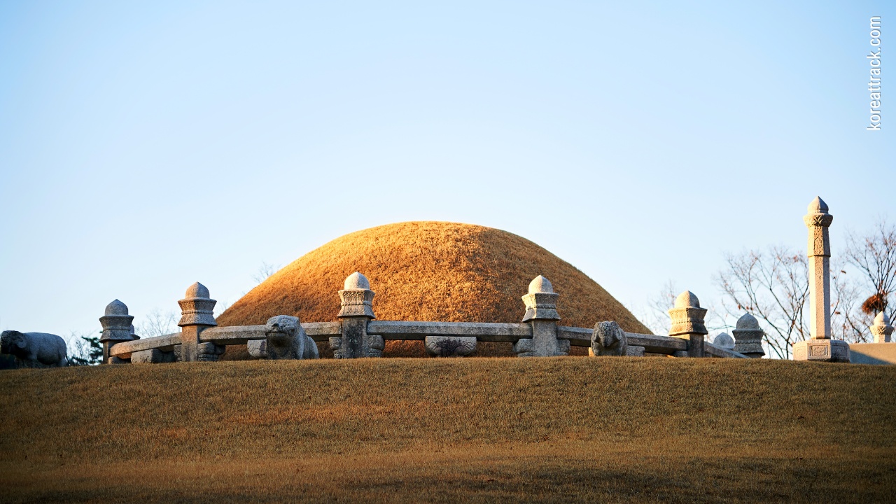 uireung-royal-tomb-mound-view