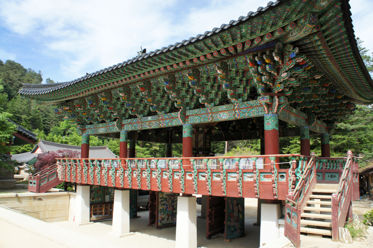 woljeongsa-temple-pavilion-sideview