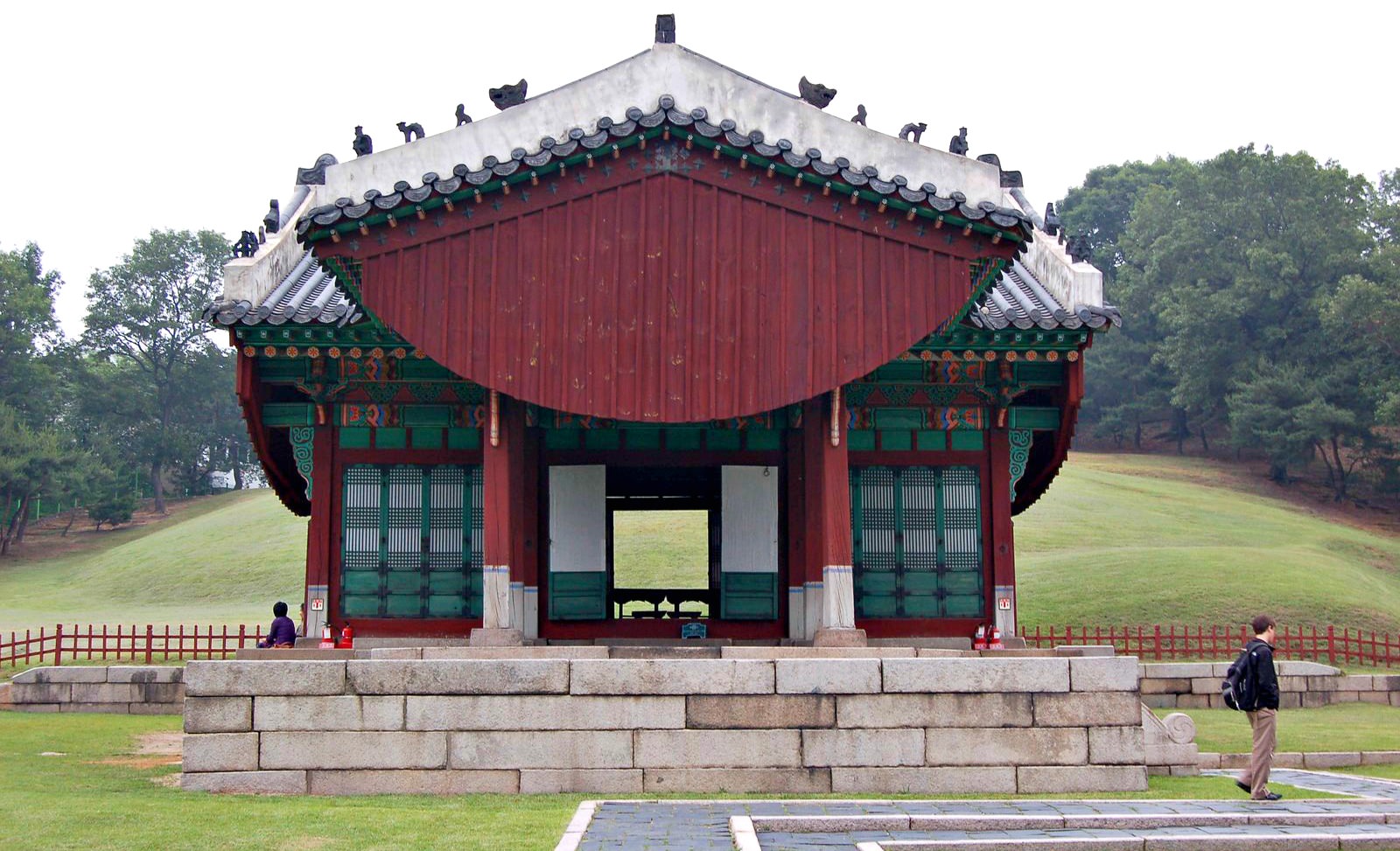 yeonghwiwon-and-sunginwon-tombs