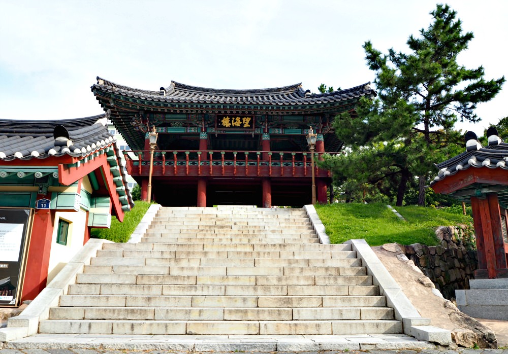 jinnamgwan-entrance-gate