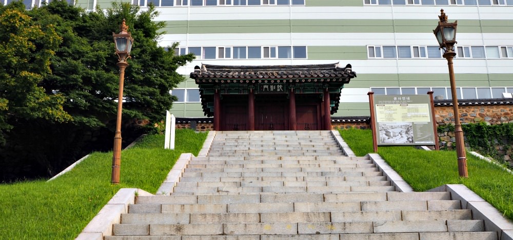 jinnamgwan-gate