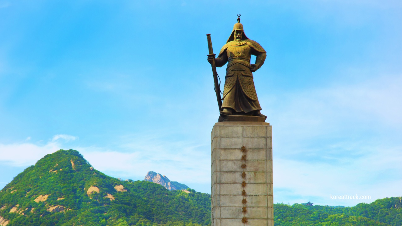 Yi Sun-sin Statue In Gwanghwamun is an inspiring monument that not only honors a national hero but also teaches us about the history and culture of South Korea.