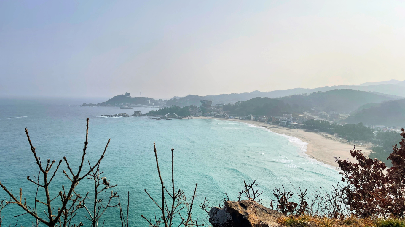 Yonghwa Beach is a beautiful sandy beach located 24 kilometers from Samcheom City, Gangwon Province. It offers great holiday facilities and serene environment.
