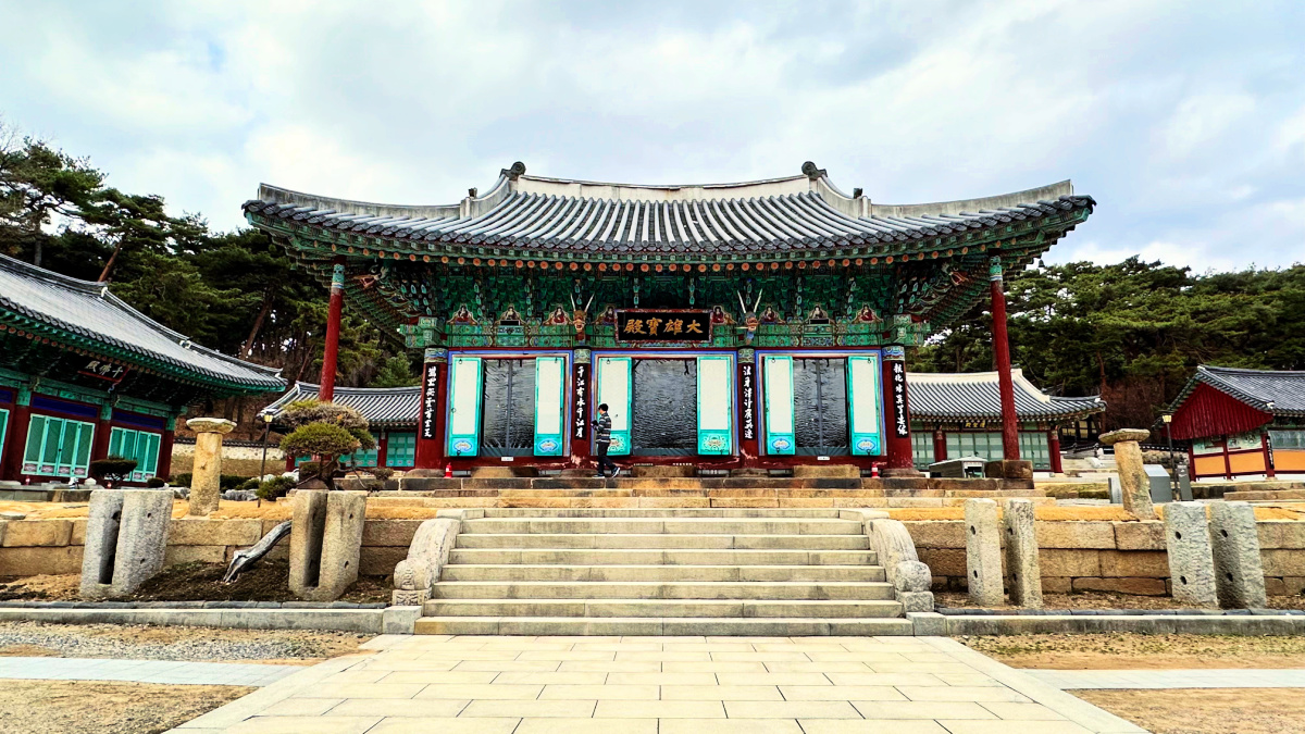 yongjusa-temple-daeungbojeon-main-hall