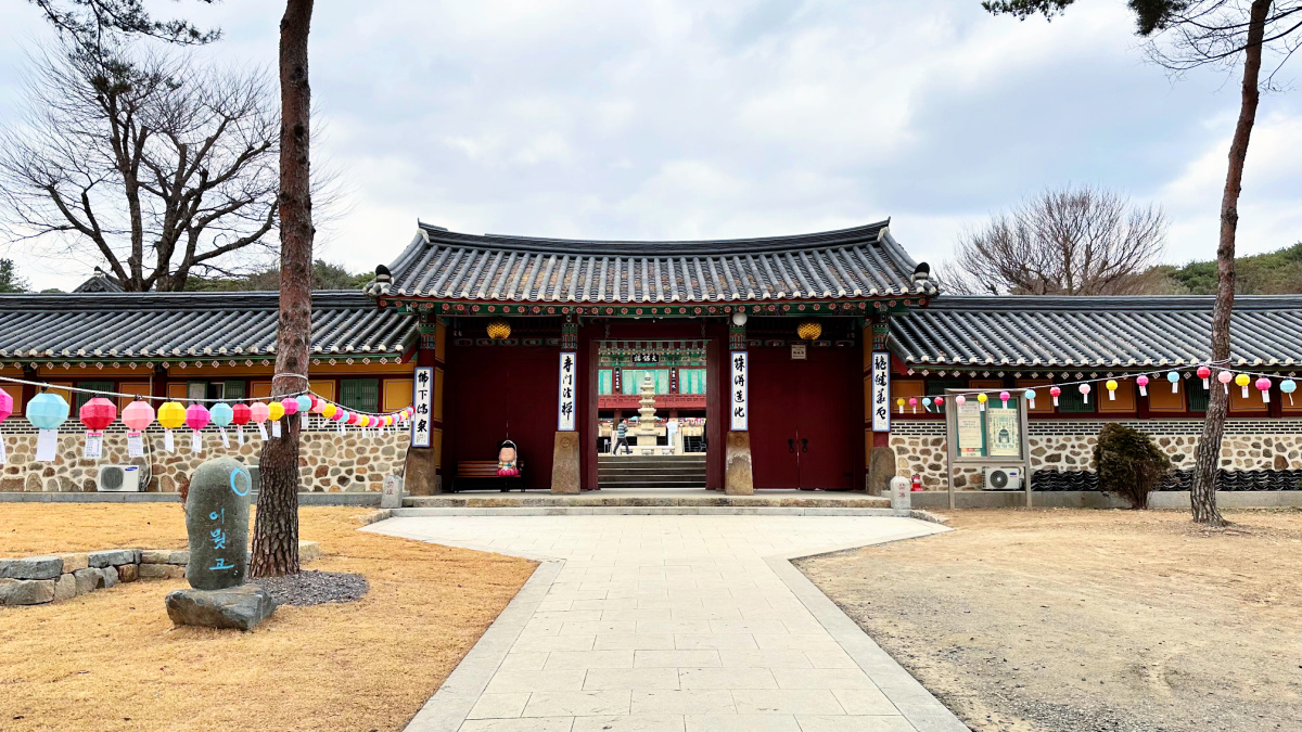 yongjusa-temple-hongsalmun-gate-closeup
