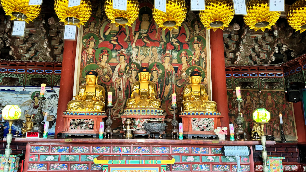 yongjusa-temple-daeungbojeon-hall-triad-buddha