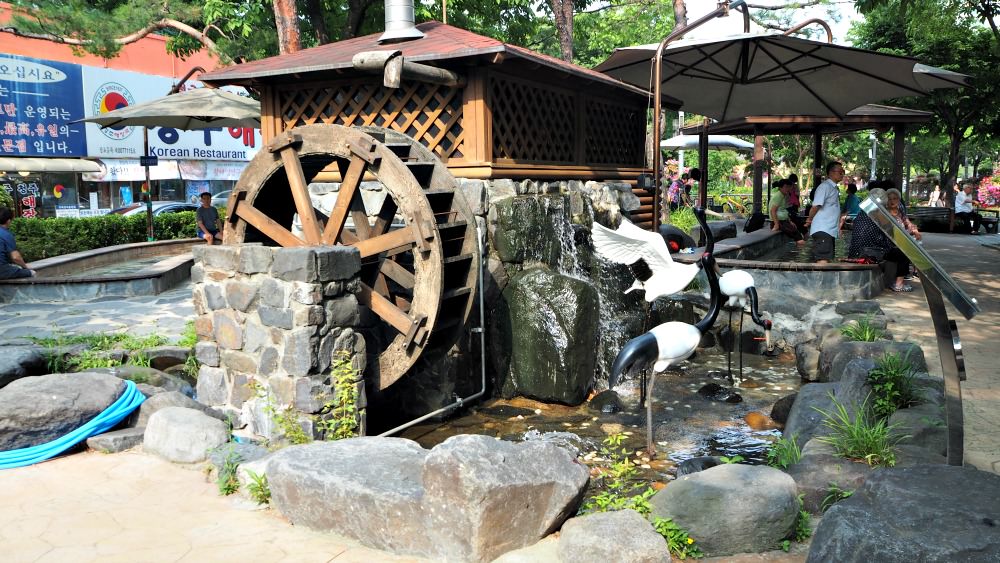 Yuseong Hot Spring Park is a relaxing space in the midst of Daejeon City known for its hot spring water. Come and bathe your feet with healing hot spring water.